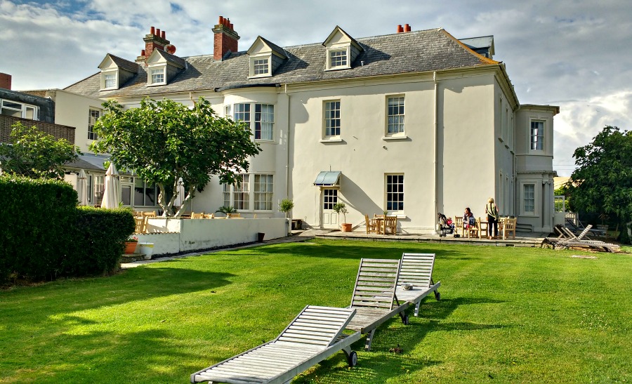 outside of hotel nice