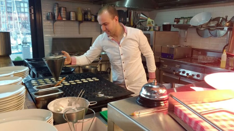 Making pancakes at Oma Toos