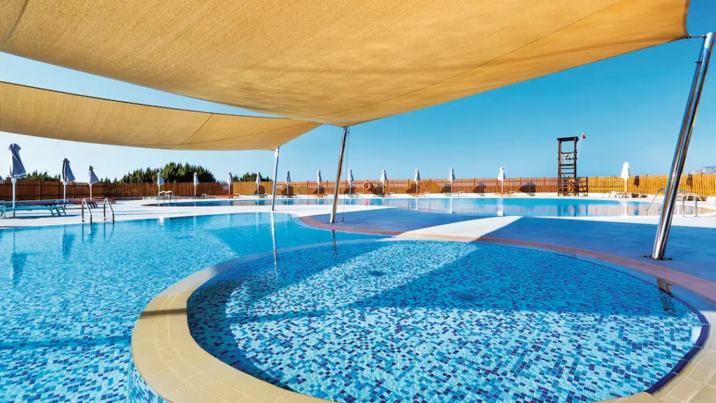 toddler friendly hotel with swim up room