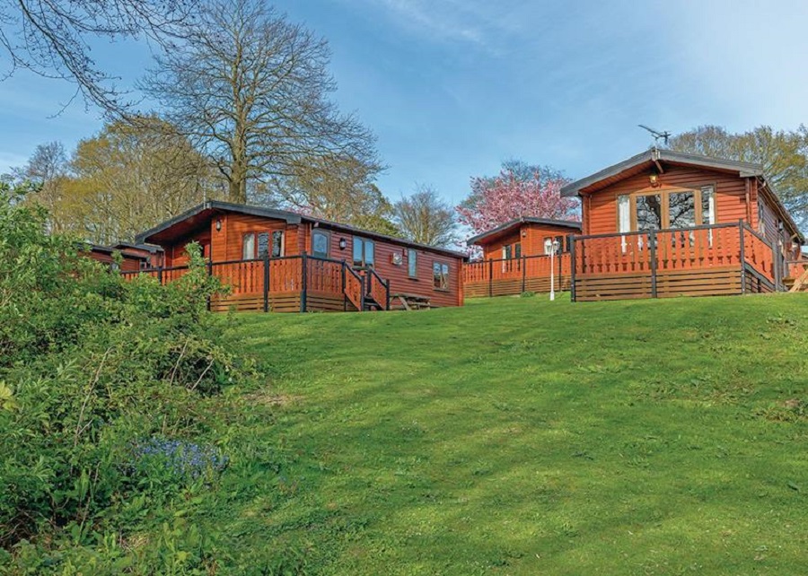 Toddler friendly log cabin with hot tub