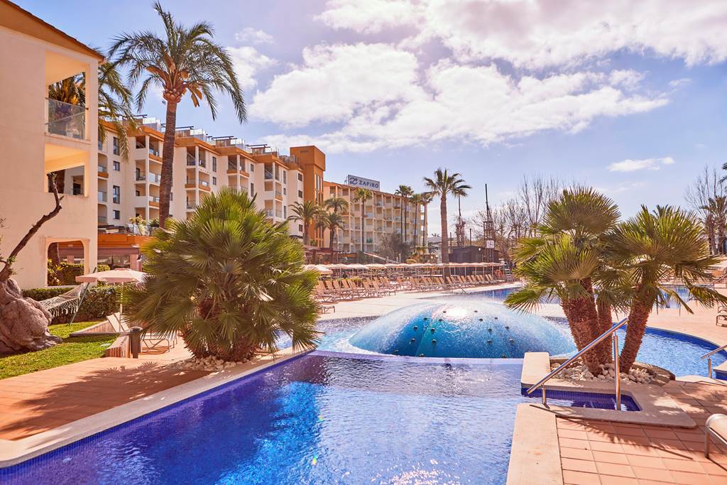 baby and toddler friendly hotel in Majorca with a swim up room