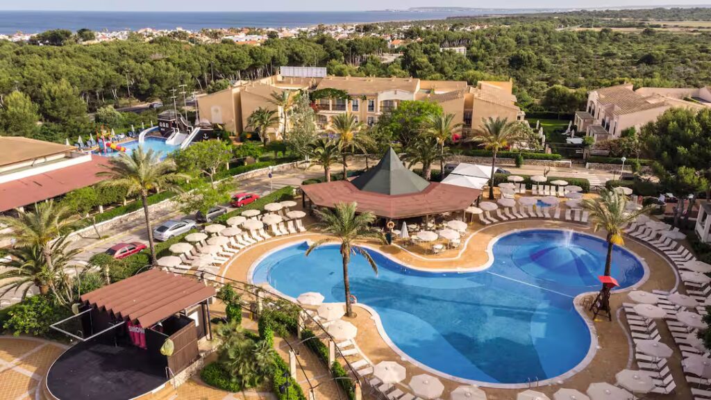 family friendly hotel with swim up rooms